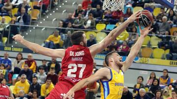 GRAF9084. LAS PALMAS DE GRAN CANARIA, 28/01/2018.- El jugador del Tecnyconta Zaragoza Nicolas De Jong tapona un lanzamiento del jugador del Herbalife Gran Canaria Gal Mekel durante el partido de la liga ACB que ambos equipos disputaron hoy en el Gran Cana