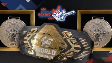Cinturón y medallas de los Mundiales AIBA de 2021.
