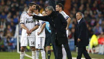 GRA435. MADRID, 03/04/2013.- El entrenador portugués del Real Madrid José Mourinho da instrucciones a Xabi Alonso, durante el partido de ida de los cuartos de final de la Liga de Campeones que Real Madrid y Galatasaray disputan, esta noche, en el estadio Santiago Bernabéu, en Madrid. EFE/Juanjo Martín