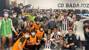 La plantilla del CD Badajoz celebra en el vestuario su clasificaci&oacute;n matem&aacute;tica para el &#039;play-off&#039; de ascenso a Segunda Divisi&oacute;n tras su triunfo (2-0) frente al Real Madrid Castilla. Encuentro correspondiente a la Jornada 2 