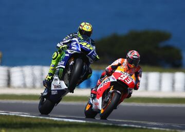 Lo que comenzó siendo una relación de admiración de Márquez a Valentino, fue tornandose en una relación en la que ambos pilotos no esconden su rivalidad dentro y fuera del circuito. Todo comenzó en el Mundial de 2015 cuando el piloto italiano de Moto GP acusó a los dos españoles de estar 'compinchados'. El joven piloto español, Marc Márquez, le respondió diciendo que esas palabras eran una falta de respeto hacia él. Todo ello se trasladó al asfalto.