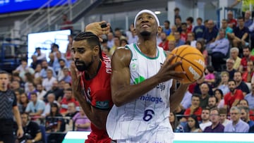 GRANADA, 06/10/2024.- Taylor (d), del Unicaja Málaga, entra a canasta ante Clavell, del Coviran Granada, durante el partido de la segunda jornada de Liga ACB que Coviran Granada y Unicaja Málaga disputan este domingo en el Palacio de los Deportes de Granada. EFE/Pepe Torres