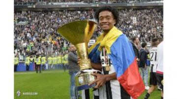 Juventus publicó en su página oficial una galería recordando el primer año de Juan Guillermo Cuadrado, en el que ganó dos títulos. El colombiano regresa por más.