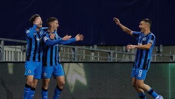 Los jugadores del Brujas celebran el único gol del partido.