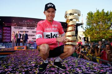 El británico volvió a presentar su candidatura al Giro de Italia con su victoria en el Monte Zoncolan y reventó la carrera en la subida a la Finestre camino de Bardonecchia, donde logró ganar la etapa, para vestirse con la maglia rosa y defender la prenda de los ataques de Dumoulin.