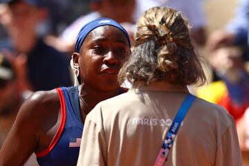 Coco Gauff, segunda favorita en este torneo y del mundo, ha caído frente a la croata Donna Vekic por 7-6 (7) y 6-2. 
La  norteamericana acabó discutiendo con el juez de silla e incluso lloró de frustración. Gauff discutió con la juez de silla cuando una bola de Vekic, su rival hoy, que cantó como fuera, ella envió a la red y luego, dio como buena y acabó dando el tanto a la croata que supuso el 4-2 en el segundo set. 
Palo para la delegación estadounidense en estos Juegos ya que se les va una gran opción de medalla.