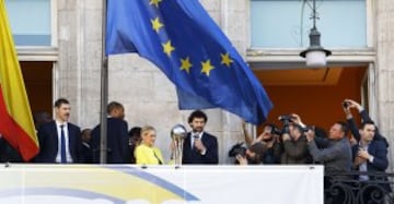 Sergio LLull ofrece a la afición la Copa. 
