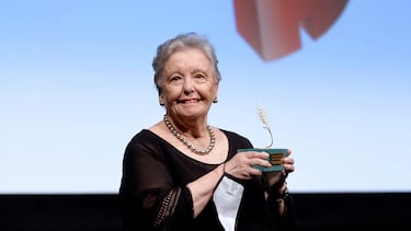 María Galiana nació el 31 de mayo de 1935 en Sevilla, España. Antes de ser actriz, fue profesora de Historia e Historia del Arte en institutos sevillanos. Su carrera interpretativa comenzó tardíamente, pero se consolidó con papeles memorables en cine y televisión, especialmente como Herminia en 'Cuéntame cómo pasó'. Ha recibido numerosos reconocimientos, como el Goya y la Medalla de Oro al Mérito en las Bellas Artes.

A sus 90 años, sigue activa en los escenarios. Aunque reconoce que lucha contra la tristeza y el miedo a la muerte, mantiene su curiosidad y lucidez mental, y continúa trabajando por vocación y vitalidad.