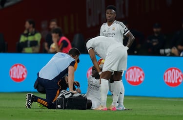 Ferland Mendy se retira lesionado en el minuto 10 de partido. El defensa francés es sustituido por Fran García.