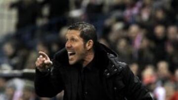 El técnico argentino del At. de Madrid, Diego Pablo Simeona, durante el encuentro correspondiente a la ida de los cuartos de final, que disputan esta noche frente al Betis en el estadio Vicente Calderón, en Madrid.