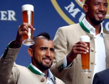 Arturo Vidal disfruta con sus compañeros de Bayern Munich en una sesión de fotos cervecera.