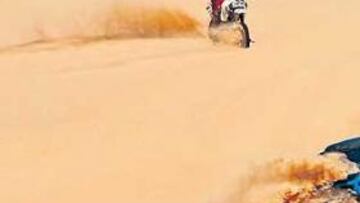 <b>ADIÓS A LA VICTORIA. </b>Carlos Sainz ha padecido en primera persona los rigores del desierto, pero ha aprendido lecciones impagables para futuras ediciones del Dakar.