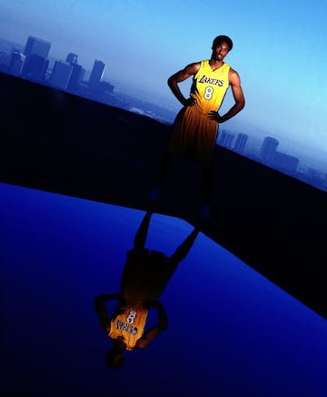 Kobe Bryant, posando en el 2000, año en el que sonsiguió su primer anillo.