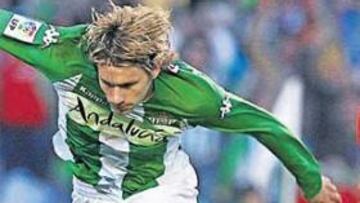 <b>DECISIVO. </b>Sobis estuvo muy atento al rechace de Pinto tras el tiro de Assunçao.