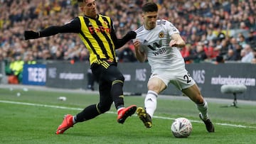 Wolverhampton Wanderers&#039; Rub&eacute;n Vinagre fends off Gerard Deulofeu.