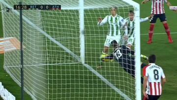 El Betis reclam車 un gol fantasma tras una falta de Joaqu赤n