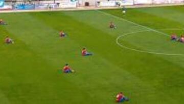 Los jugadores de La Roda, durante su sentada sobre el c&eacute;sped del Salto del Caballo.