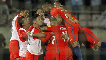 Futbol, Chile vs Uruguay.
 El jugador de la seleccion chilena Alexis Sanchez,  centro, celebra con sus companeros su gol contra Uruguay durante el partido clasificatorio al mundial de Rusia 2018 disputado en el estadio Nacional de Santiago, Chile.
 15/11/