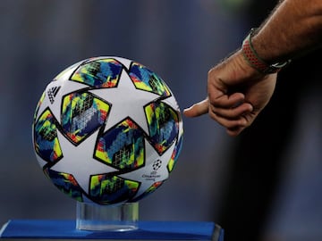 El balón multicolor de la Champion League para la fase de grupos.