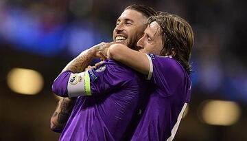 Modric abraza a Ramos tras ganar la Champions en Cardiff.