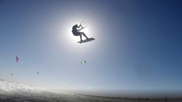 Klaus Fietz volando por todo lo alto en Maspalomas