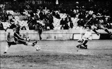 El segundo del ariete santanderino fue el que, tras el jarro de agua fr赤a del gol maltes, que dej車 helados a todos los aficionados y jugadores espa?oles, volvi車 a adelantar en el marcador a la selecci車n espa?ola con este disparo, diez minutos despu谷s de su primer tanto.