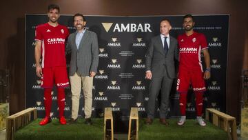 Cabrera y Ángel posan con la tercera equipación del Real Zaragoza junto a Enrique Torguet, director de marketing de La Zaragoza, y Christian Lapetra, presidente del club aragonés.