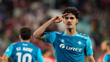 El centrocampista estadounidense del Betis, Johnny Cardoso, festeja gol con el cuadro verdiblanco