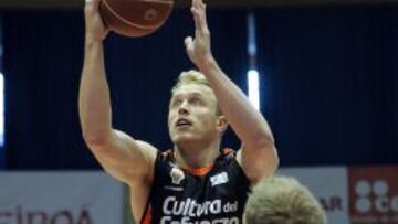 Luke Sikma lanza ante Haws Tyler.