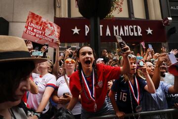 La selección femenil de Estados Unidos se coronó el domingo al vencer en la final del Mundial a Holanda. Hoy desfilaron en las calles de Broadway, New York.