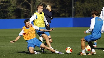 Damián Canedo y Arnau Comas pugnan por el balón durante un entrenamiento del Deportivo.
