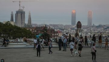 Imagen de gente visitando el Parque Guell de Barcelona con mascarillas y acompañados de familiares.
