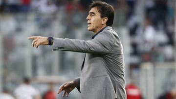 Futbol, Colo Colo vs Deportes Melipilla.
Fecha 31, campeonato nacional 2021.
El entrenador de Colo Colo Gustavo Quinteros, dirige a sus jugadores durante el partido de primera division contra Deportes Melipilla en el estadio Monumental.
Santiago, Chile