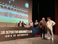 El presidente Alfredo de Miguel dialoga con Diego Alcalá, responsable de prensa del Mirandés.