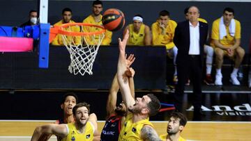 GRAF9808. ANDORRA LA VELLA, 30/01/2021.- El pívot del Iberostar Tenerife Fran Guerra (2-d) lucha por un rebote con Clevin Hannah (c), del MoraBanc Andorra, durante el partido de la Liga ACB de baloncesto disputado este sábado en el Polideportivo de Andorra. EFE/Fernando Galindo