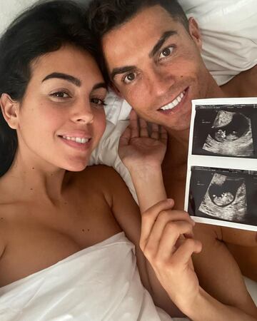 Uno de los momentos que más se espera para este 2022 es la llegada de los dos nuevos pequeños en la casa de Cristiano y Georgina. Un niño y una niña que harán la familia mucho más grande. Dos pequeños que llegan después de Alana Martina (2017), y que harán de este próximo año uno muy especial. Además, cabe destacar la llegada del documental 'Georgina', que se estrenará el próximo 27 de enero en Netflix. Dos noticias que sientan mejor que una.