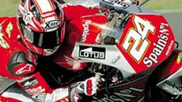 ADAPTACIÓN. Toni Elías no está nada cómodo sobre su nueva Honda y eso le impide ir tan rápido como quisiera.