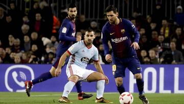 Messi protege el bal&oacute;n delante de Jonny durante el partido entre el Barcelona y el Celta. 