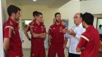 Los jugadores charlan con el presidente de Iberdrola, Ignacio Galán.