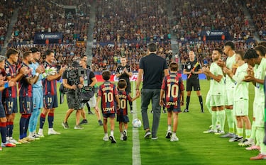 Antes del comienzo del juego, Visant rindió un homenaje a Ibora. Después de jugar 256 juegos con el jugador de fútbol Leven, se retiró y fue promovido por primera vez a la temporada pasada.