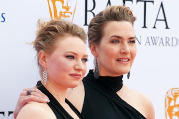 Mia Threapleton y Kate Winslet durante la alfombra roja de los premios BAFTA 2023.