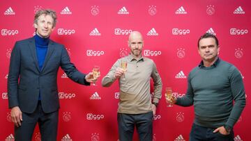 Ten Hag brinda por el Ajax tras firmar su nuevo contrato junto a Van der Sar y a Overmars.