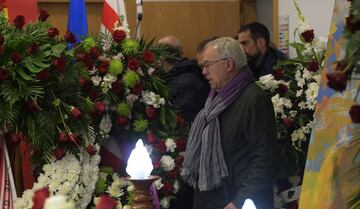 Amancio en el funeral por Enrique Castro " Quini ", exjugador del Sporting, con las tribunas abiertas al público
