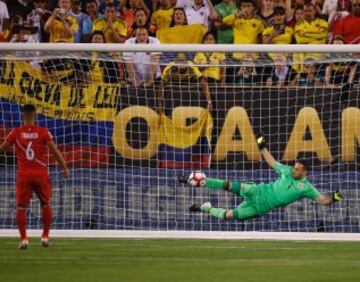 Algunos lo consideran héroe y otros lo califican como gran salvador de la Selección Colombia y Arsenal cuando se deja rodear por los tres palos al defender su portería. El antioqueño actúa y termina con buenas calificaciones.