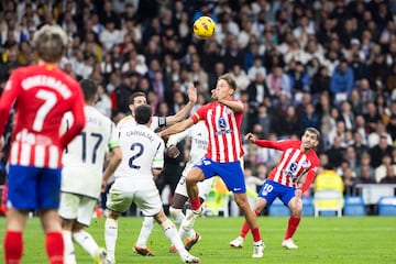 1-1. Toca de cabeza Memphis Depay, el balón se queda en el aire y ante la indecisión de Dani Carvajal y Nacho Fernández, Marcos Llorente, con un potente testarazo, supera a Andriy Lunin.