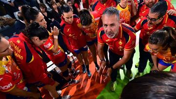 El seleccionador español femenino de balonmano, Carlos Viver, junto a las 'Guerreras'
RFEBM (Foto de ARCHIVO)
01/01/1970