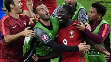 Portugal&#039;s forward Eder (C) celebrates after scoring a goal with team mates during the Euro 2016 final football match between Portugal and France at the Stade de France in Saint-Denis, north of Paris, on July 10, 2016. / AFP PHOTO / PHILIPPE LOPEZ