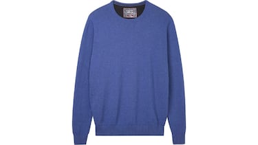 ¿Necesitas un nuevo básico imprescindible? Atento a este jersey azul para hombre de punto fino