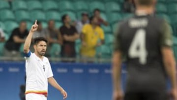 Día -1 | Oribe Peralta celebrá su tanto en el empate de 2-2 frente a las Selección de Alemania, en el debut de México, campeón olímpico, en Río 2016.