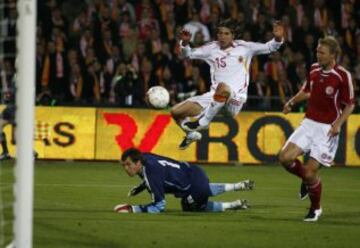 El sevillano marcó tal vez su mejor gol con España tras una gran jugada ante Dinamarca en un partido de clasificación para la Eurocopa 2008.